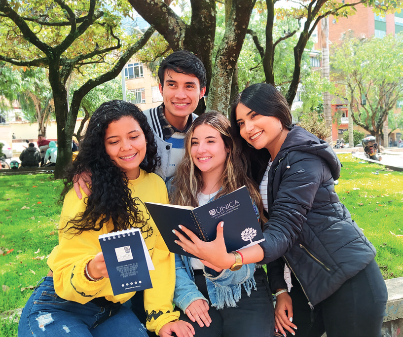Estudiantes ÚNICA en el campus de Bogotá